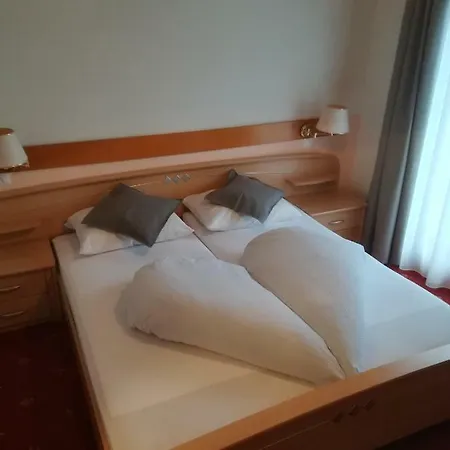 Pension Apartments Klotznerhof Guest house Schenna